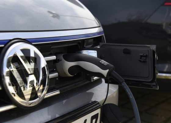 european-carmakers-face-multiple-challenges-in-ev-transition
