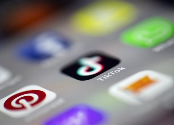india-presses-apple,-google-to-open-up-to-state-backed-app-store