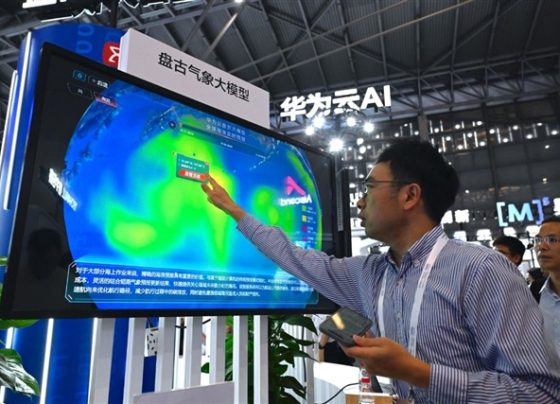 deepseek-emerges-as-china’s-ai-powerhouse,-raising-competitive-stakes-for-apple