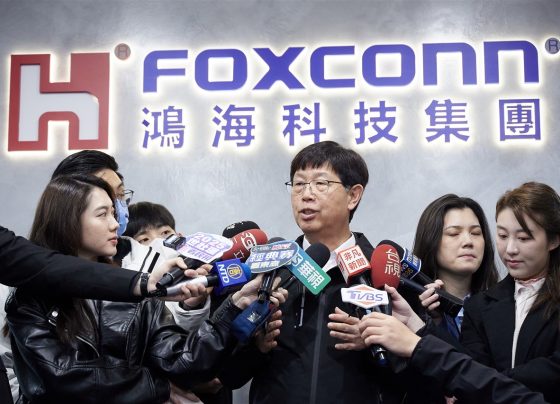 foxconn-forecasts-over-100%-ai-server-revenue-surge-in-1q25