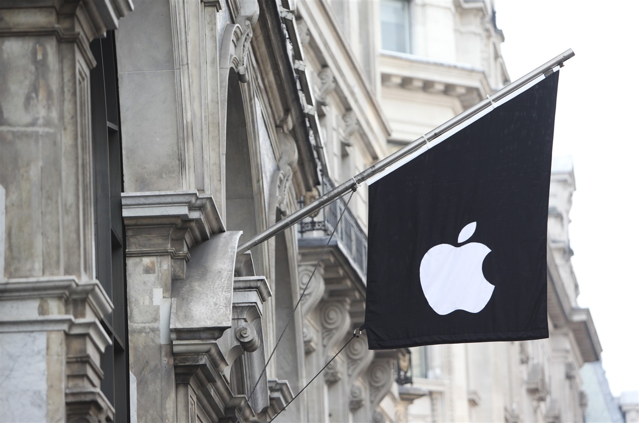 Apple posts strong earnings, but China and regulation weigh