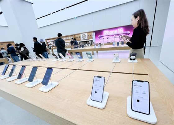 apple’s-2q-earnings-in-focus:-trade-tensions,-ai-lag,-and-china-headwinds-cloud-outlook