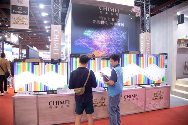 Chinese panel makers cut output amid weak demand and US tariffs