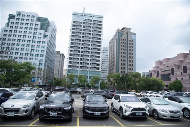 Cheap cars, costly decisions: Taiwan struggles with price of trade access
