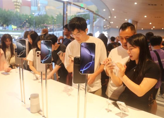 trump-talks-with-apple’s-cook-as-iphone-price-hikes-loom