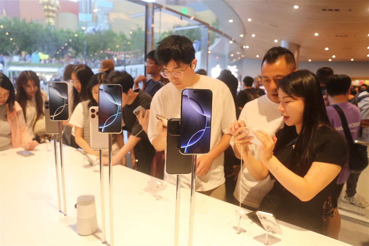 Trump talks with Apple’s Cook as iPhone price hikes loom