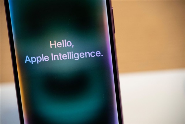 Apple AI falls from grace: Claude in, engineers out, strategy in flux