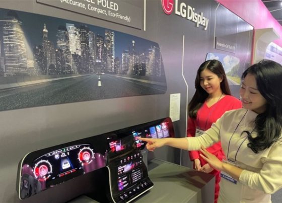big-screens,-bigger-stakes:-lg-and-samsung-compete-in-the-sdv-display-market