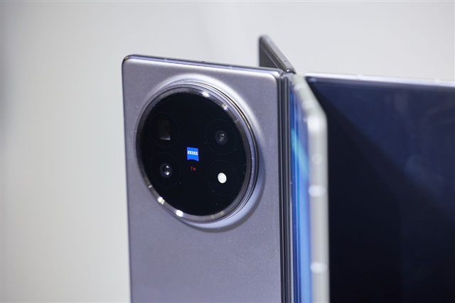 Chipmakers bet on premium smartphones to weather 2H25 headwinds