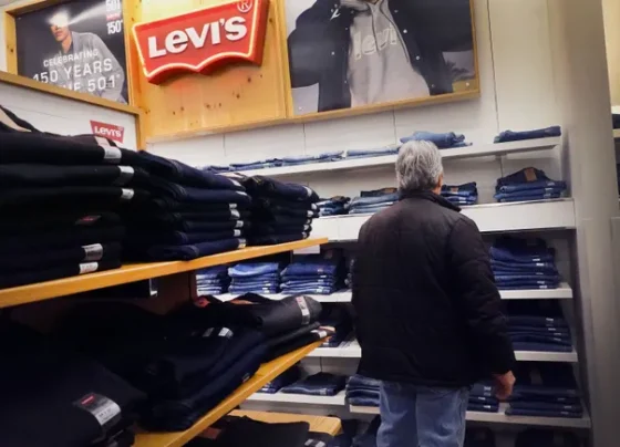 levi’s-boosts-inventory-to-navigate-tariff,-shipping-disruptions