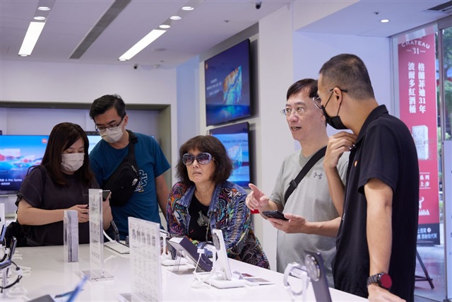 Smartphone display market sees diverging price trends across panel types