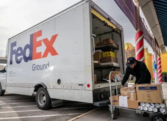 3-ways-fedex-and-ups-shippers-can-counter-holiday-surcharges