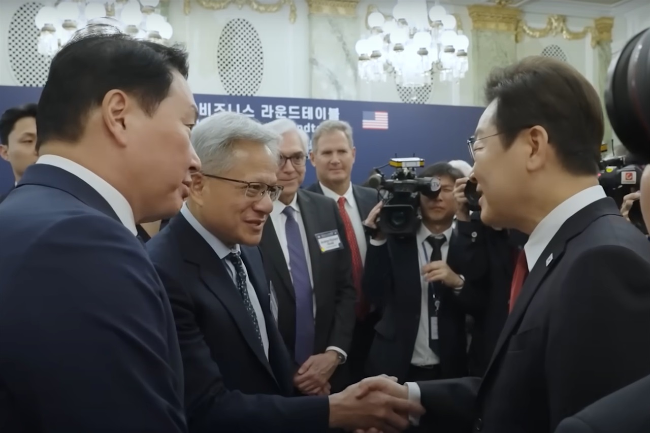 Nvidia’s Huang meets Samsung, SK leaders at US summit as HBM battle escalates