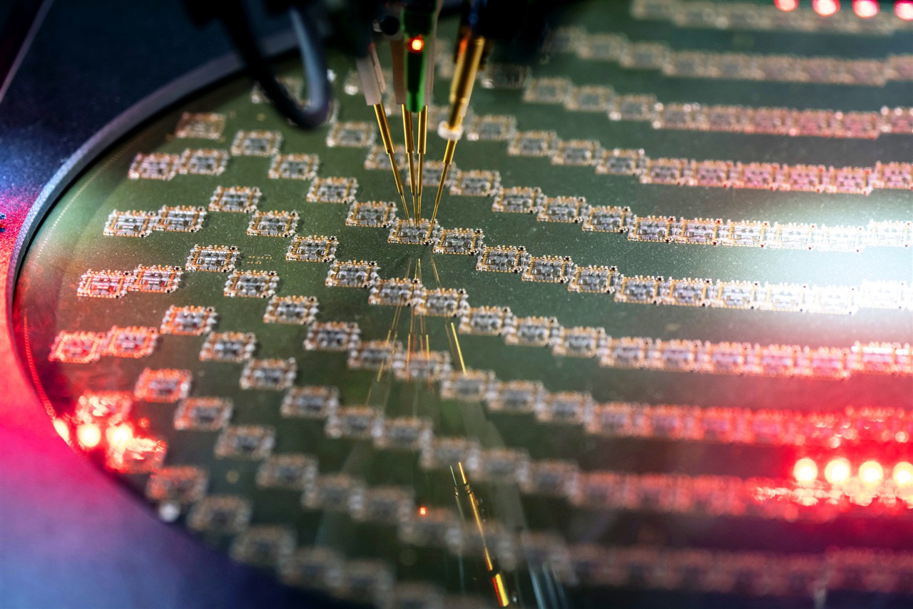 US weighs annual China chip supply approvals for Samsung, SK Hynix