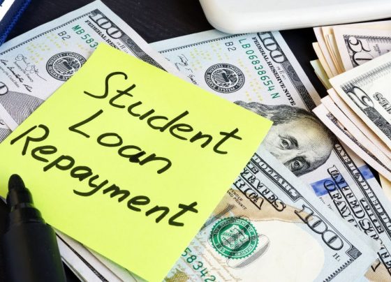 experts-share-tips-on-pausing-student-loan-&-if-it-impacts-credit-scores