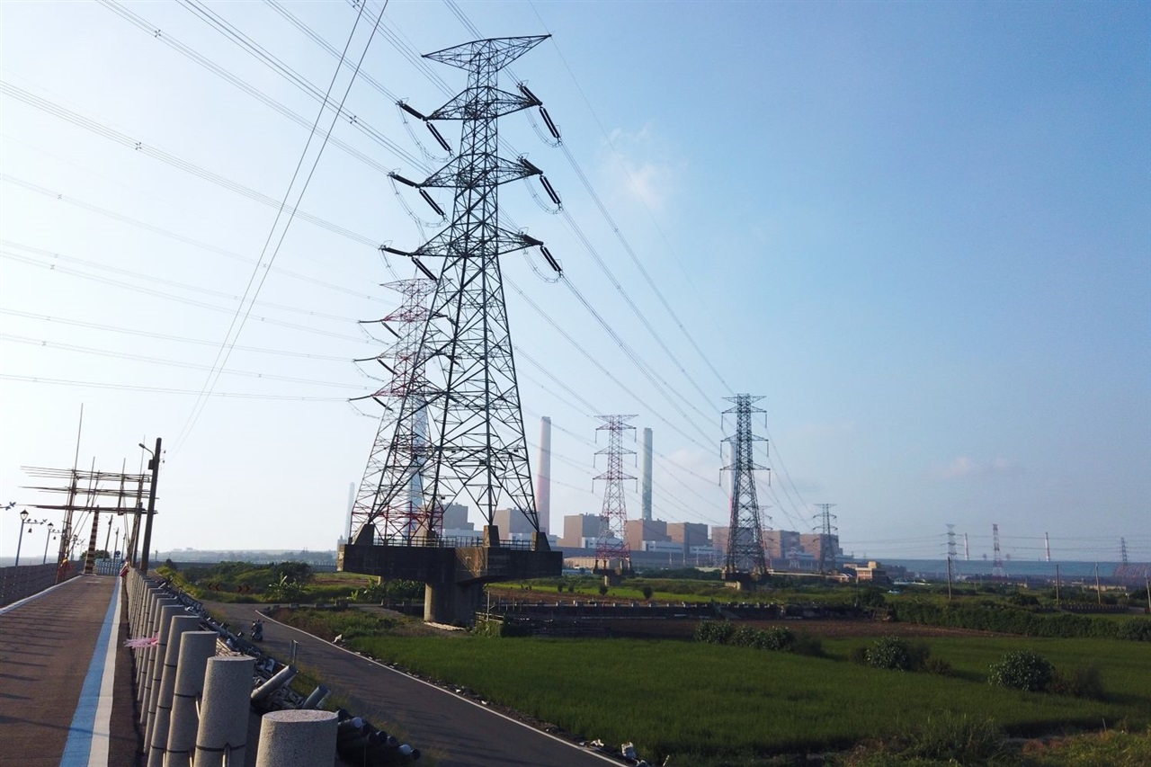 Energy and intelligence: a new benchmark in AI competition