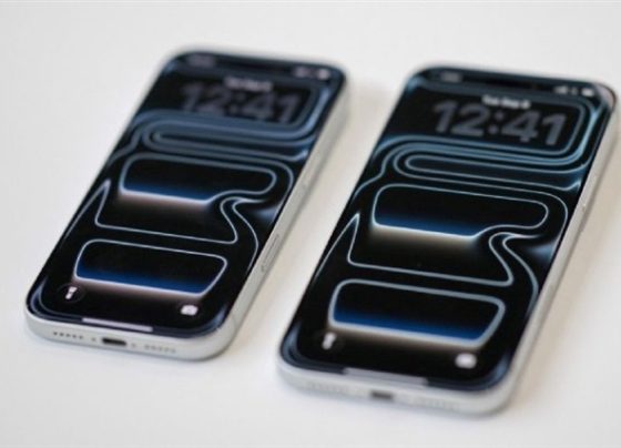 samsung-chair-inspects-oled-plant-as-apple-competition-heats-up