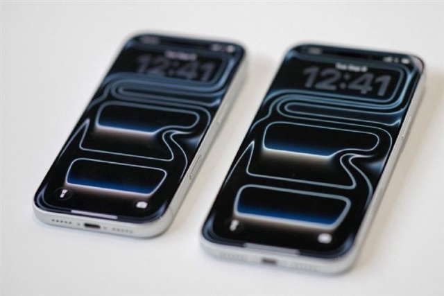 Samsung chair inspects OLED plant as Apple competition heats up