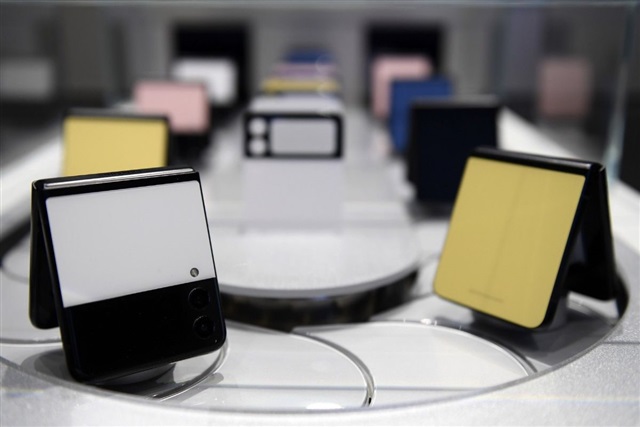 Samsung&rsquo;s trifold bet and XR push face a slow start