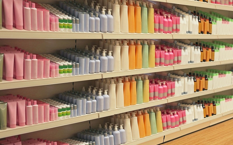 Cosmetica in farmacia, stime aggiornate: crescita al ribasso per i tagli alla spesa delle famiglie