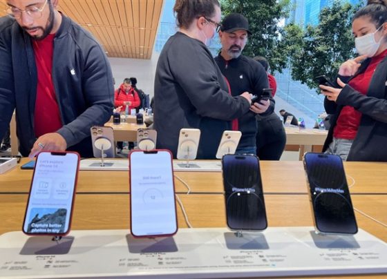 samsung-display-to-lead-exclusive-oled-supply-for-foldable-iphone-in-2026