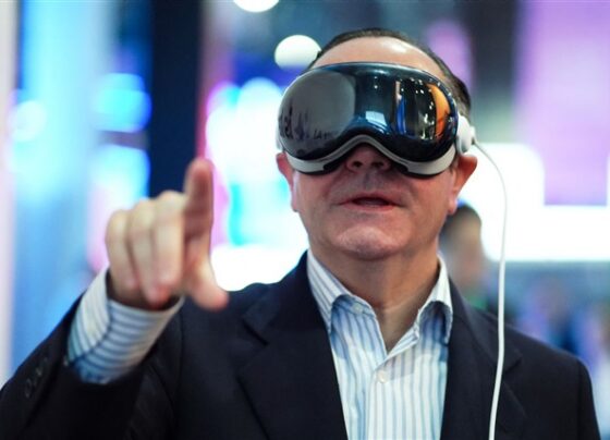 samsung-unveils-‘moohan’-xr-headset-with-google-qualcomm-ai-platform