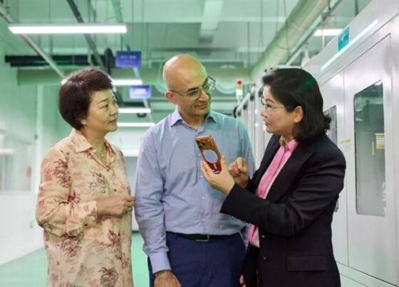 apple-coo-visits-china-suppliers,-launches-new-clean-energy-fund