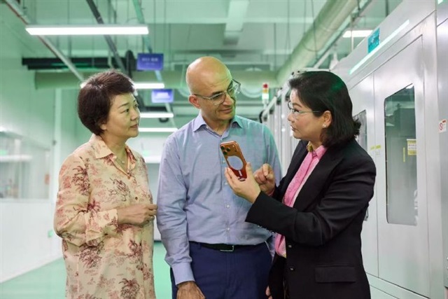 Apple COO visits China suppliers, launches new clean energy fund