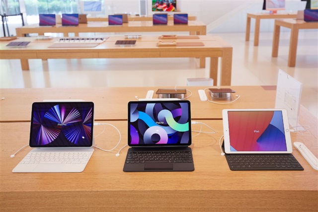 Apple drives OLED adoption in IT panels amid AI demand surge