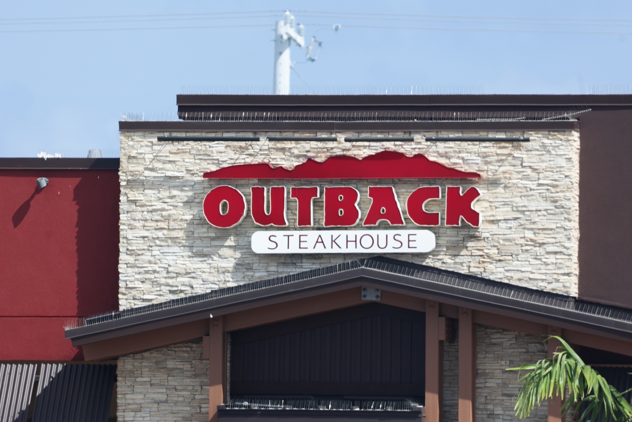 The Best Senior Restaurant Discounts to Help You Dine Out for Less