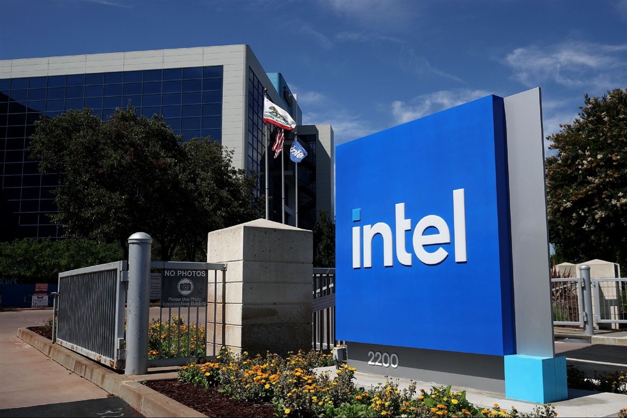 Intel returns to profit as foundry business loss narrows