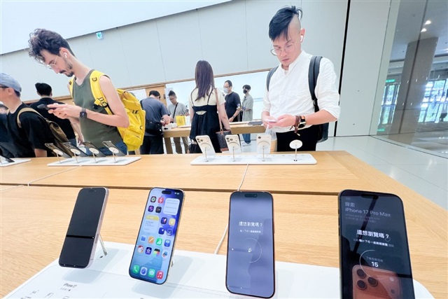 Apple’s foldable shadow looms over the market Samsung built