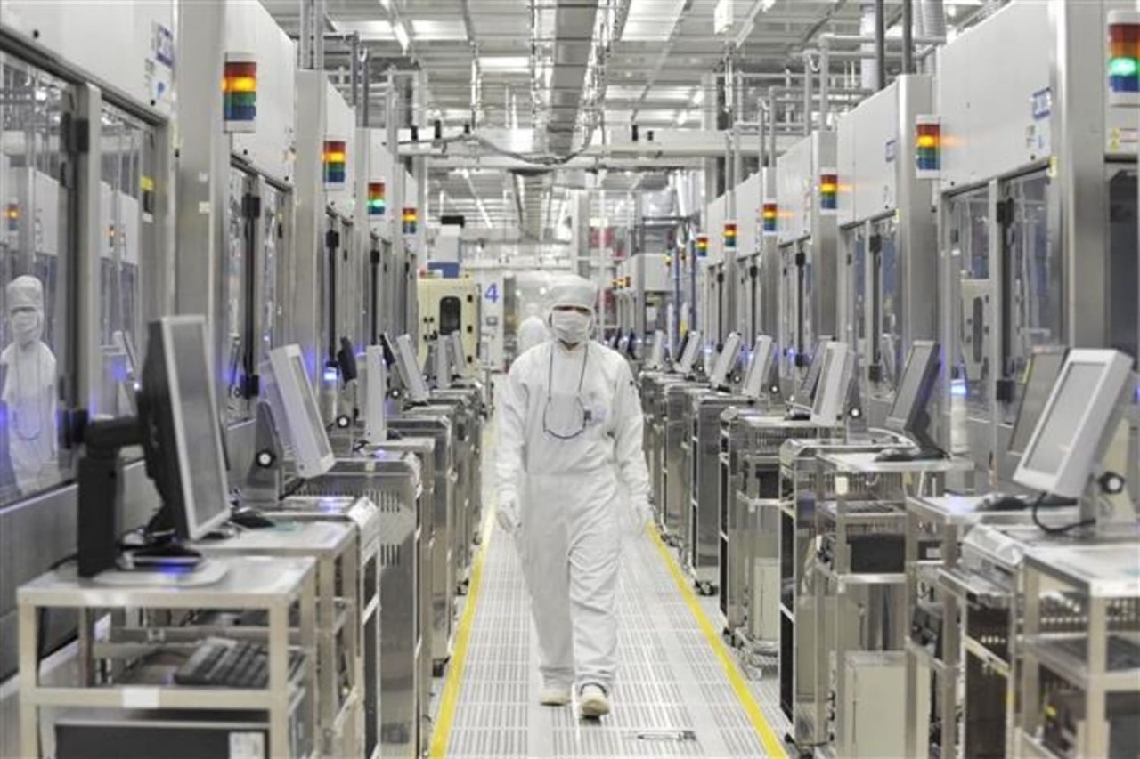 DB HiTek gains as Samsung and TSMC reportedly scale back 8-inch chip output