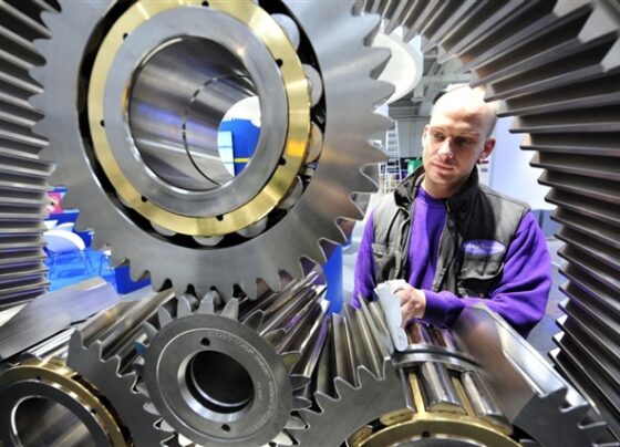 european-auto-suppliers-hedge-bets-as-chinese-evs-move-into-europe