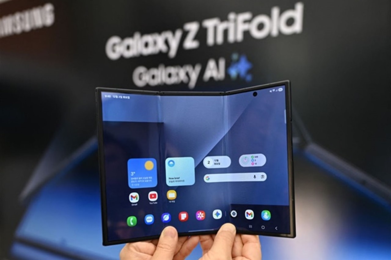 Samsung tri-fold phone sees strong sales despite high repair costs