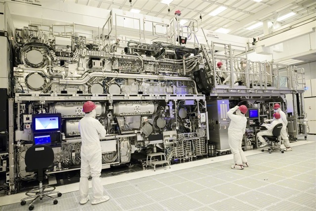 Intel completes high-NA EUV validation for 14A, advances 2D transistor tech