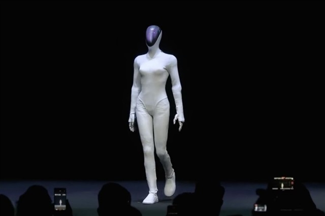 XPeng’s humanoid robot ‘catwalk’ sparks debate as industry eyes next-gen drive tech