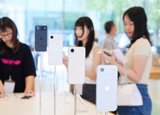 smartphone-market-2026:-can-ai,-smart-glasses,-and-foldables-revive-demand?