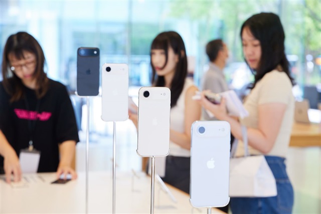 Smartphone market 2026: Can AI, smart glasses, and foldables revive demand?